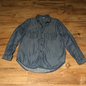 Banana Republic Factory denim shirt. NWOT. Size Medium.